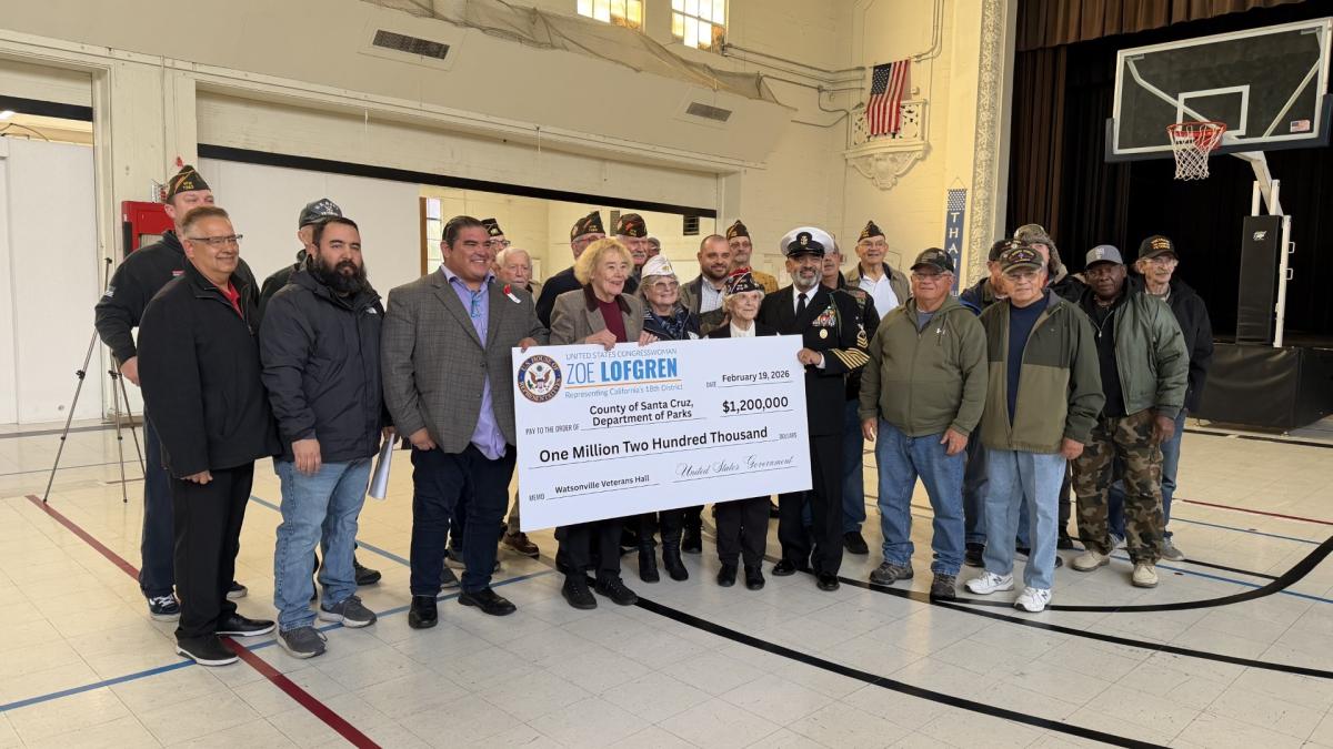 Rep. Lofgren presenting check to Watsonville Veterans Hall