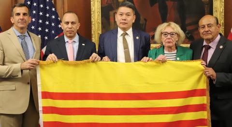 Reps. Liccardo, Jeffries, Tran, Lofgren, Correa holding the South Vietnamese flag